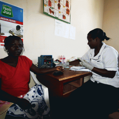 nurse-checking-patients-HIV-status-web